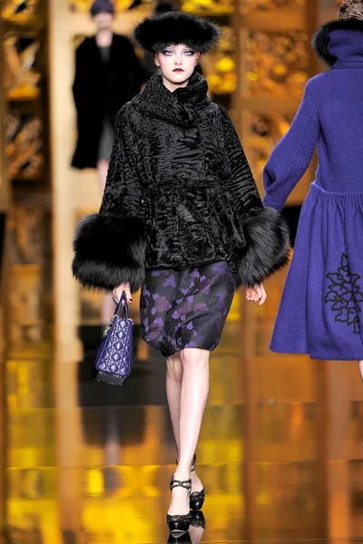 Look 10
